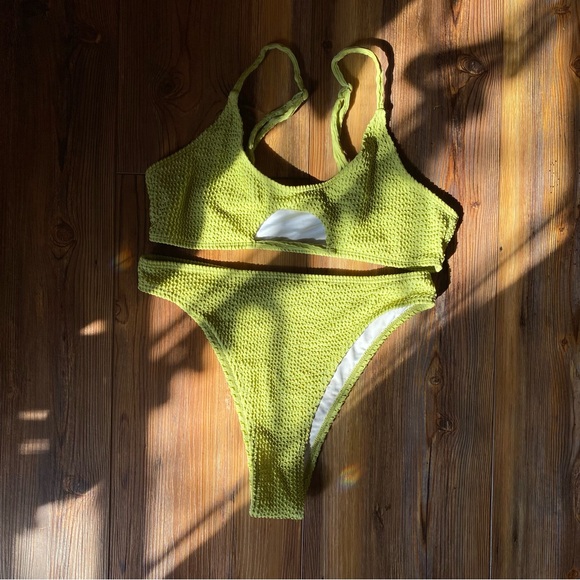 Bikini - Picture 1 of 3